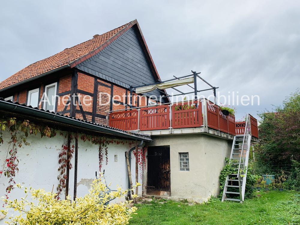 Rückseite mit großem Balkon