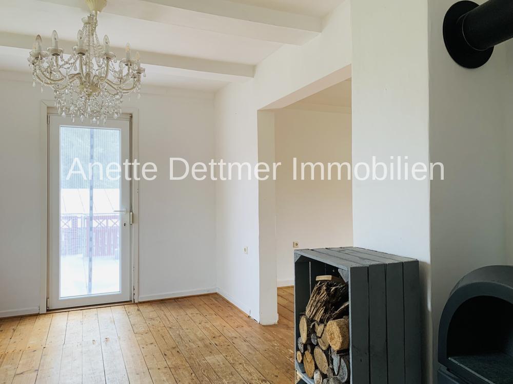 Essen im OG mit Kamin und Zugang zum Balkon