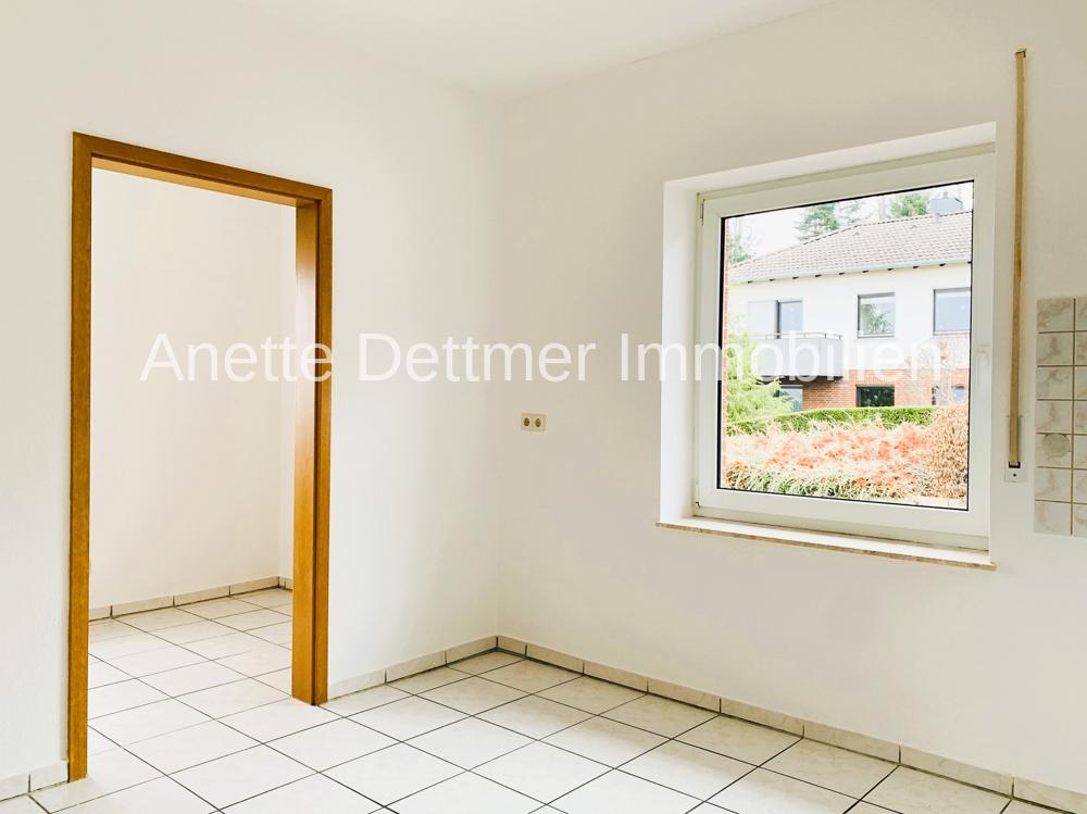 Küche mit Zugang zu einem Haus-Wirtschafts-Raum