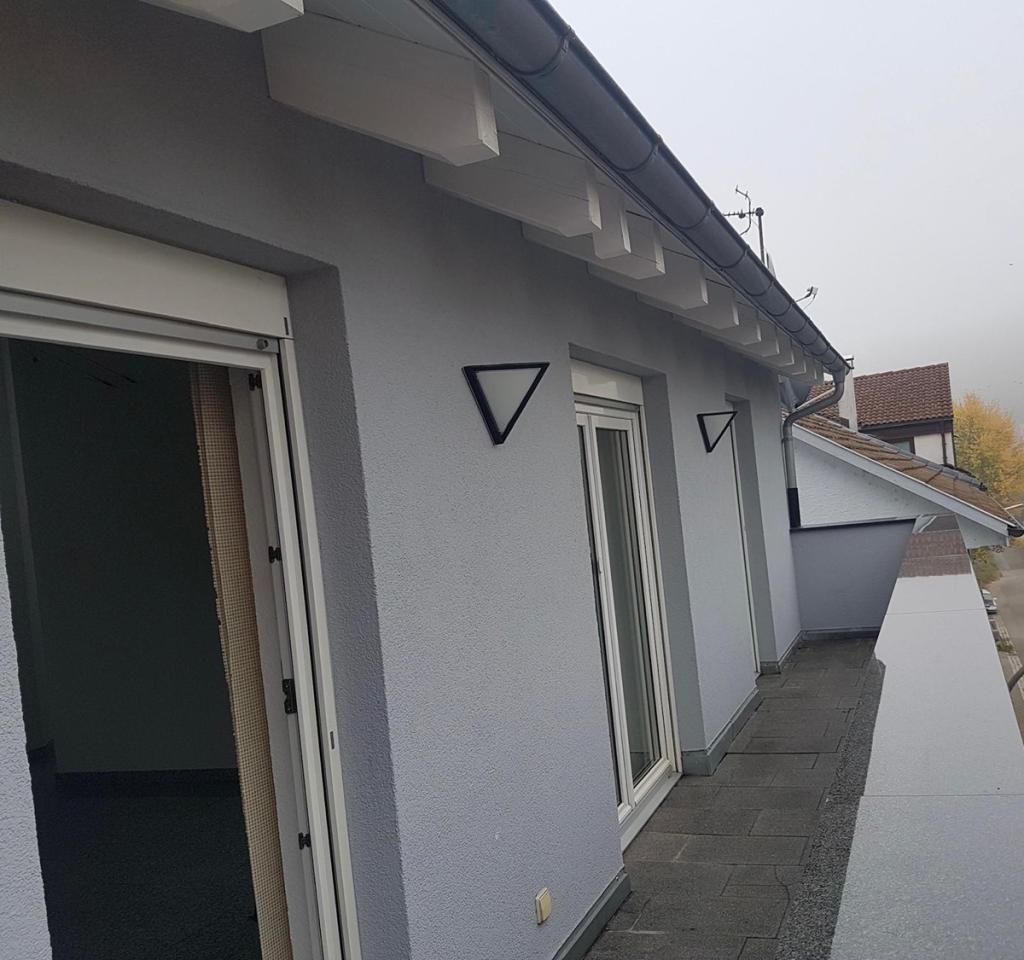 Gemütliche 2-Zimmer-Penthouse-Wohnung mit Balkon und Einbauküche in Wehr - Photo 3