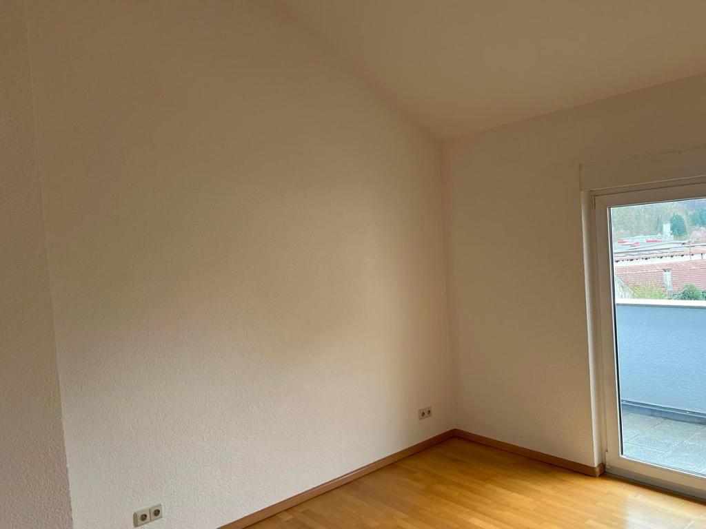 Gemütliche 2-Zimmer-Penthouse-Wohnung mit Balkon und Einbauküche in Wehr - Photo 4