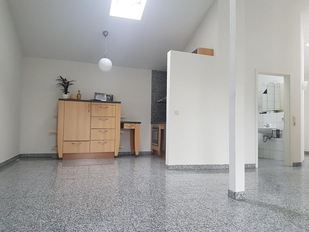 Gemütliche 2-Zimmer-Penthouse-Wohnung mit Balkon und Einbauküche in Wehr - Photo 2