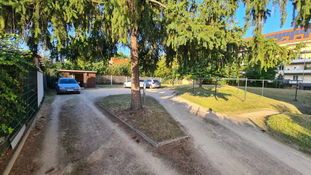 Hofbereich und Stellplätze