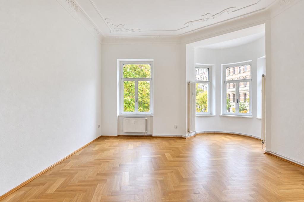 I Schleußig I 2-RW mit Albaucharme I Parkettboden im Eckwohnzimmer I Wannenbad I - Foto 1
