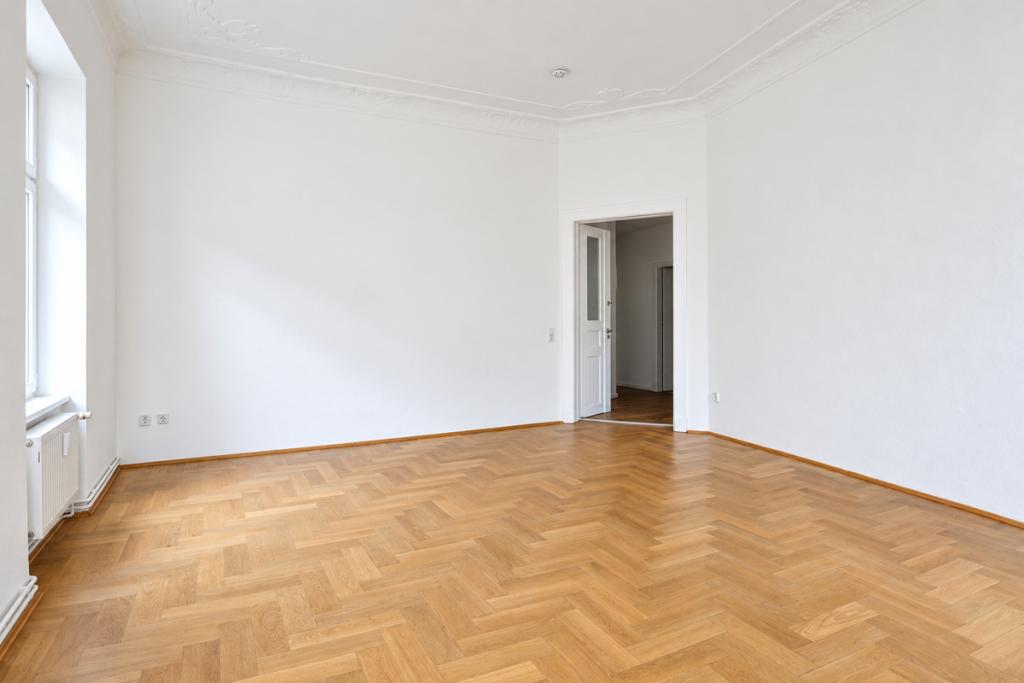 I Schleußig I 2-RW mit Albaucharme I Parkettboden im Eckwohnzimmer I Wannenbad I - Foto 4