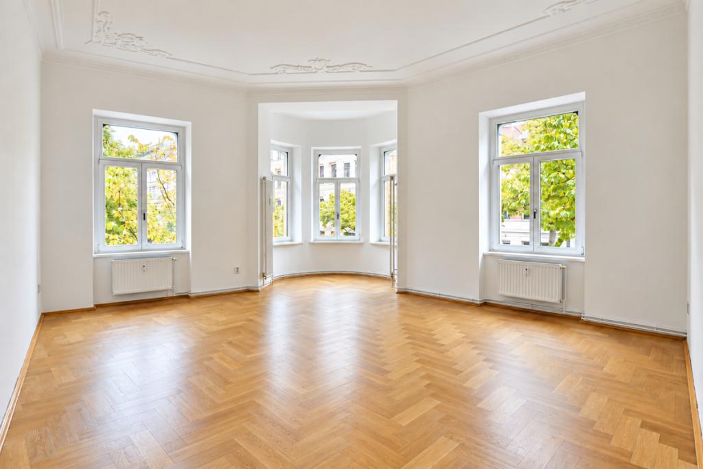 I Schleußig I 2-RW mit Albaucharme I Parkettboden im Eckwohnzimmer I Wannenbad I - Foto 2