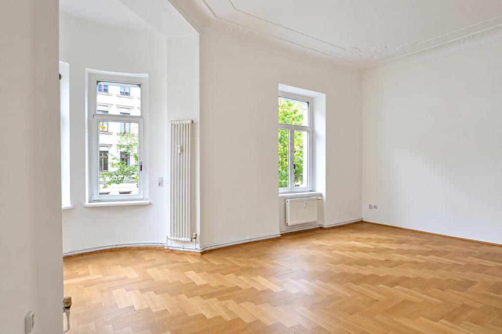 I Schleußig I 2-RW mit Albaucharme I Parkettboden im Eckwohnzimmer I Wannenbad I - Foto 5