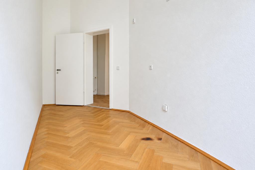 I Schleußig I 2-RW mit Albaucharme I Parkettboden im Eckwohnzimmer I Wannenbad I - Foto 3