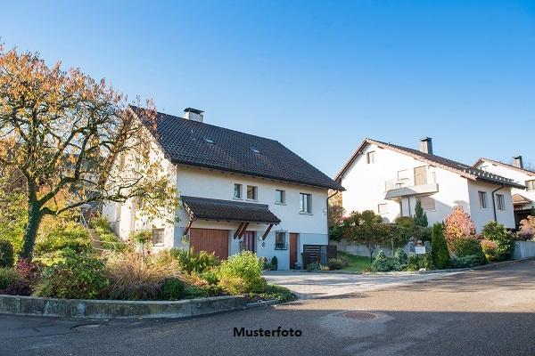 Einfamilienhaus, Garten und Carport