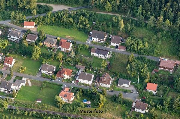 Doppelhaushälfte mit Garage und Carport