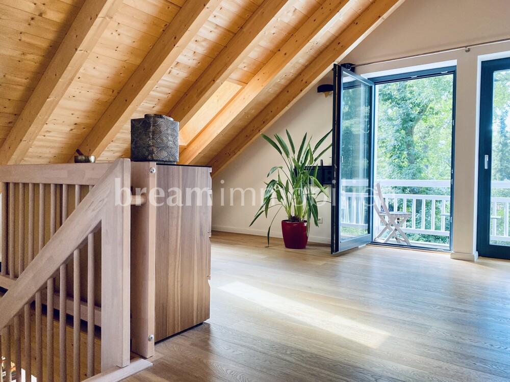 großzügiges Zimmer DG