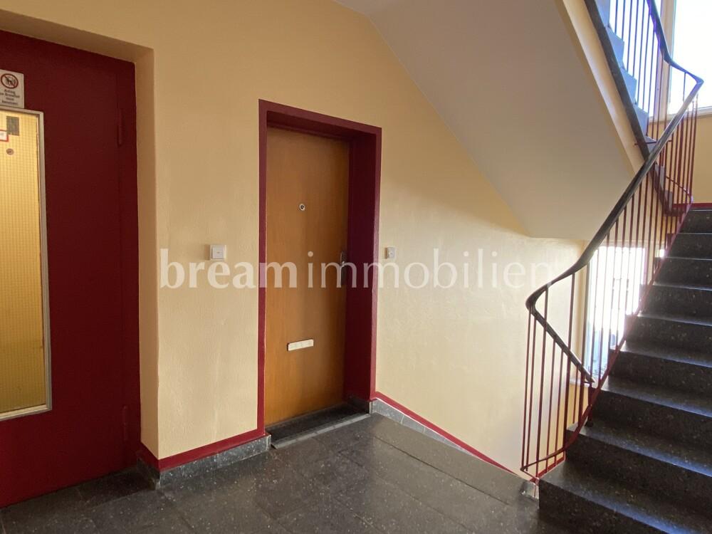 gepflegtes Treppenhaus/ Lift