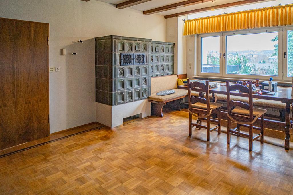 Esszimmer mit Kachelofen