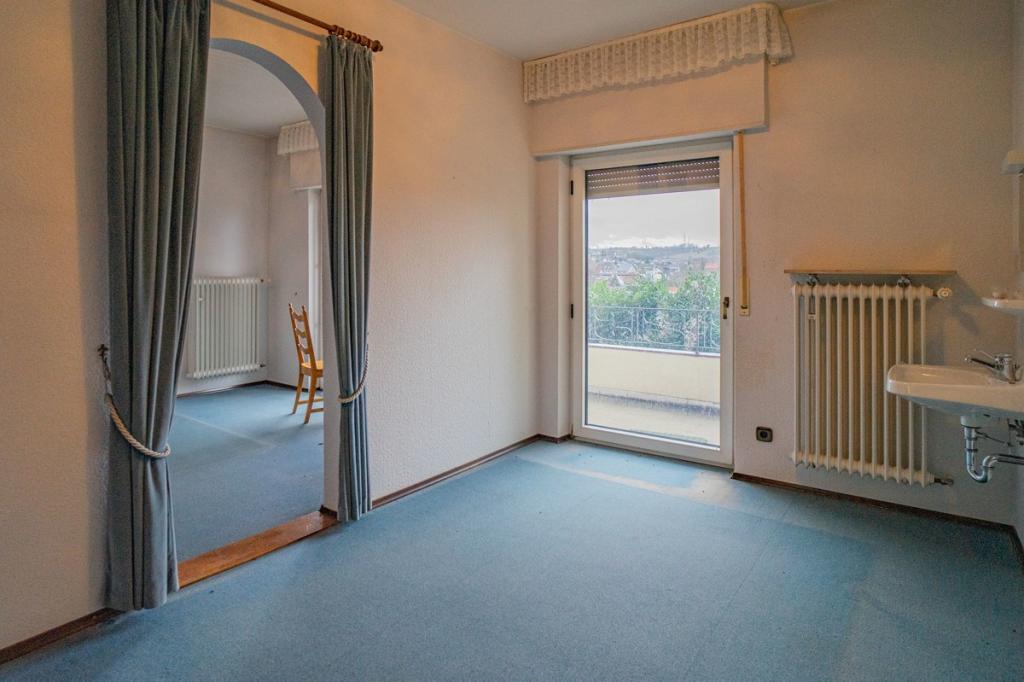 2 Zimmer mit Zugang zum Balkon