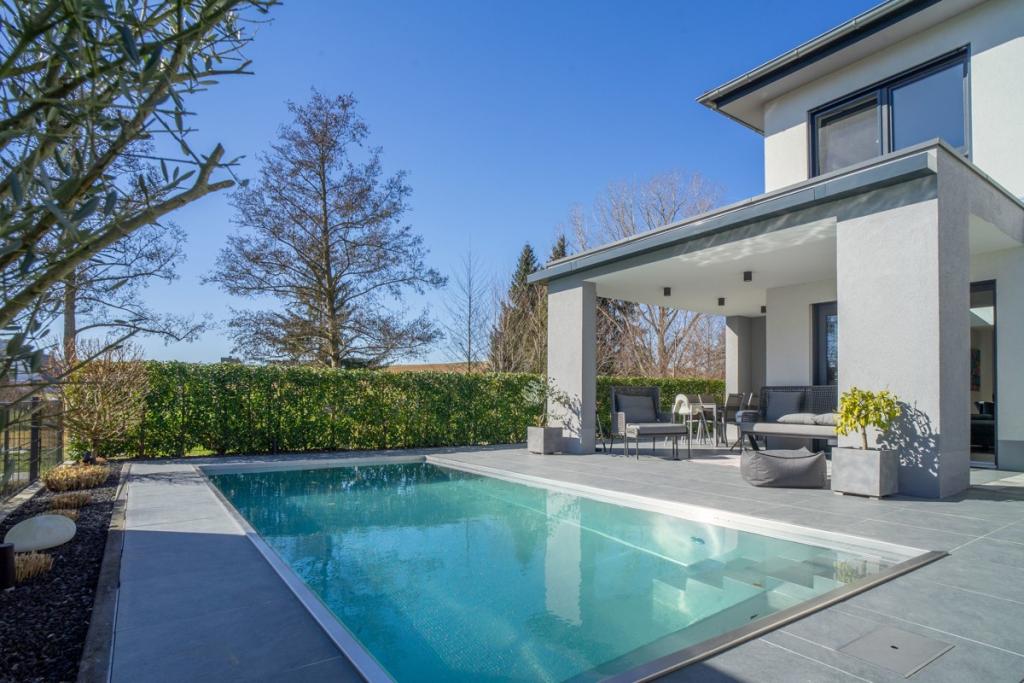 Pool und Terrasse