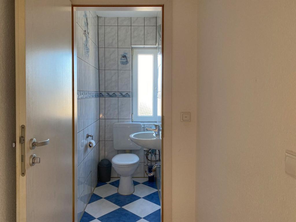 separates WC