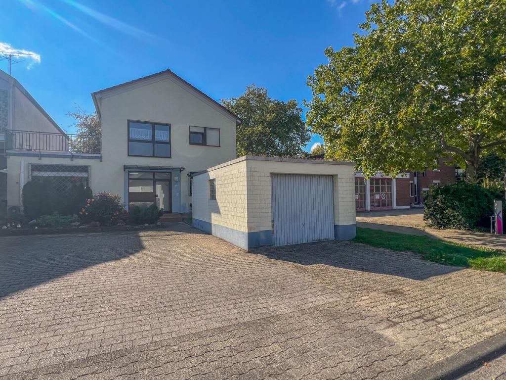 Rückansicht mit Garage