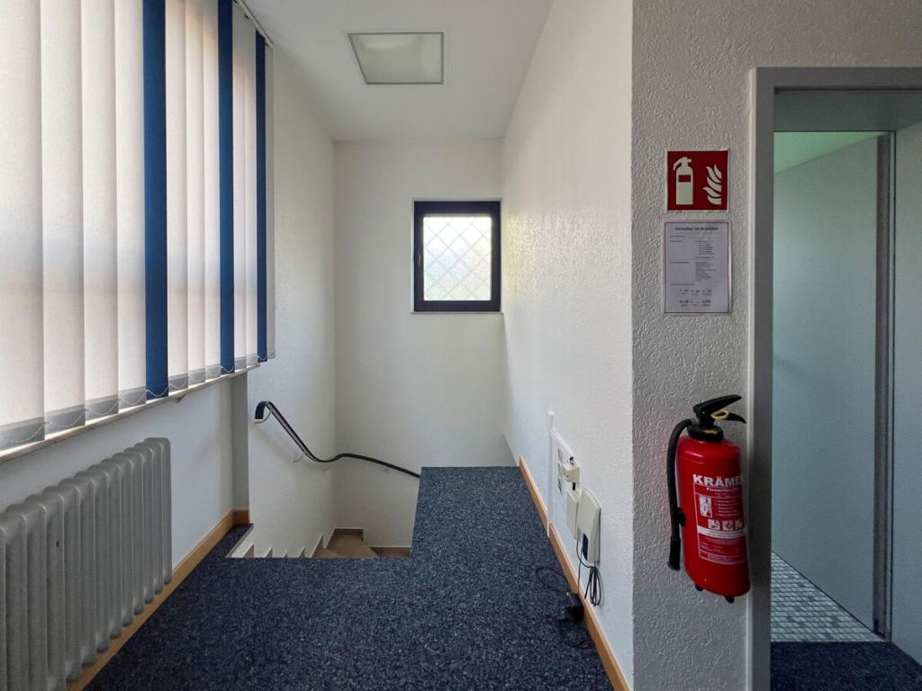 Gewerbe: Zugang zum Keller