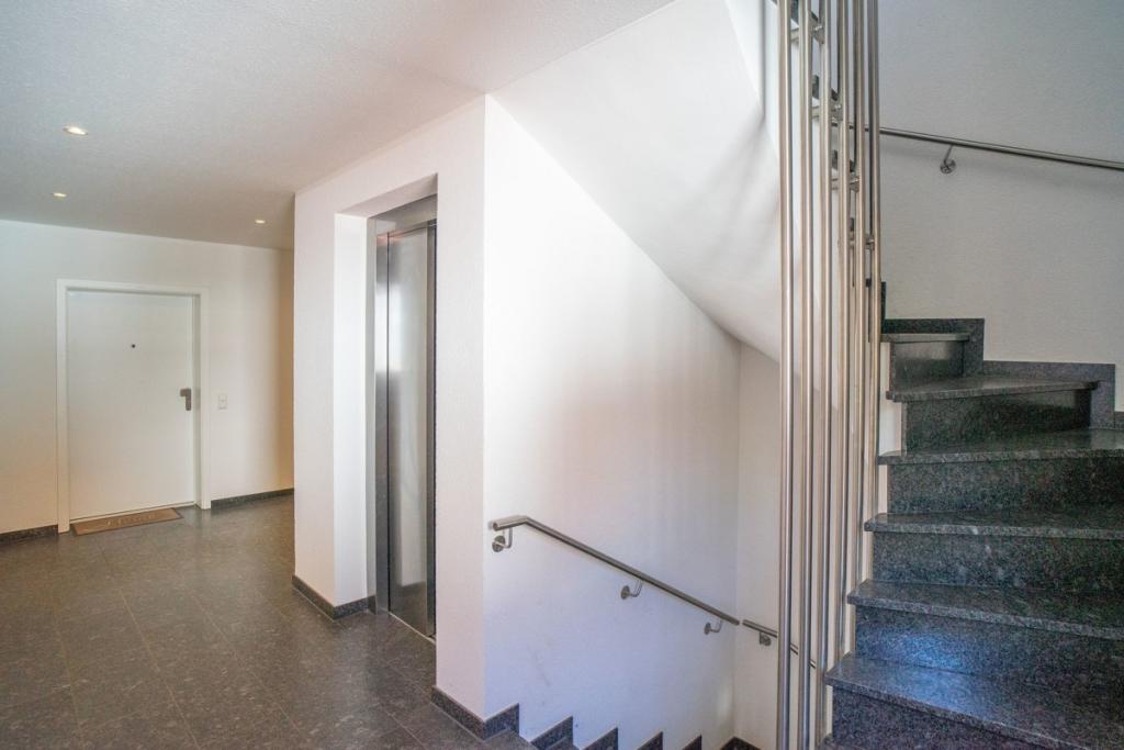Treppenhaus mit Aufzug