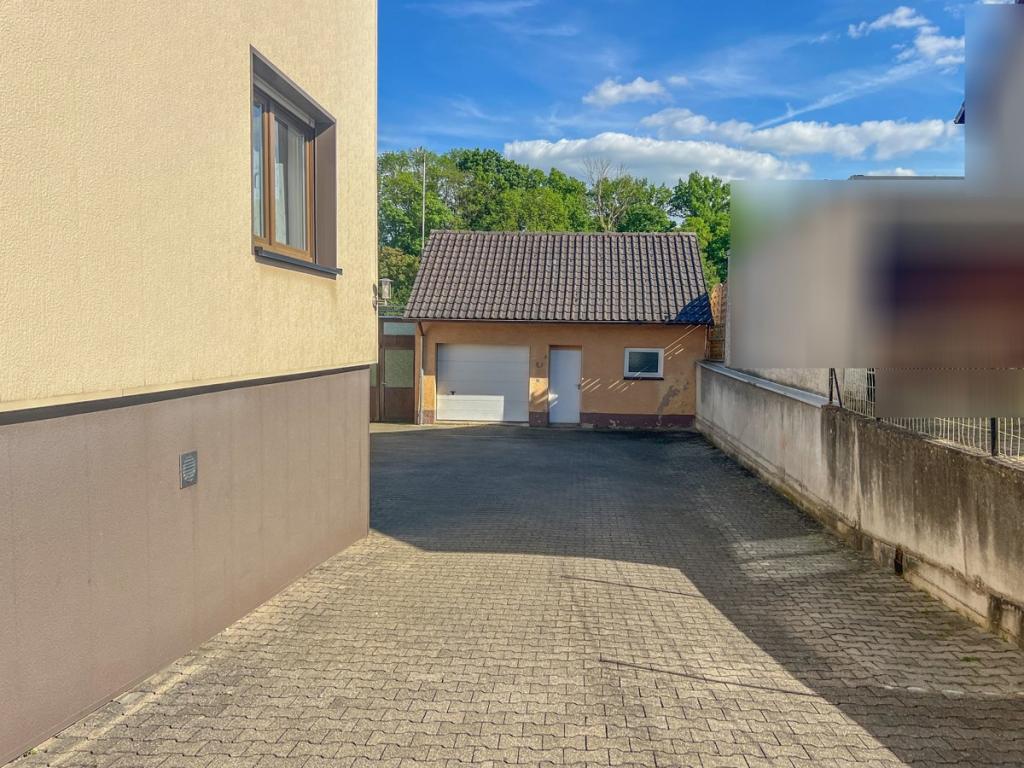 Zufahrt und Garagengebäude