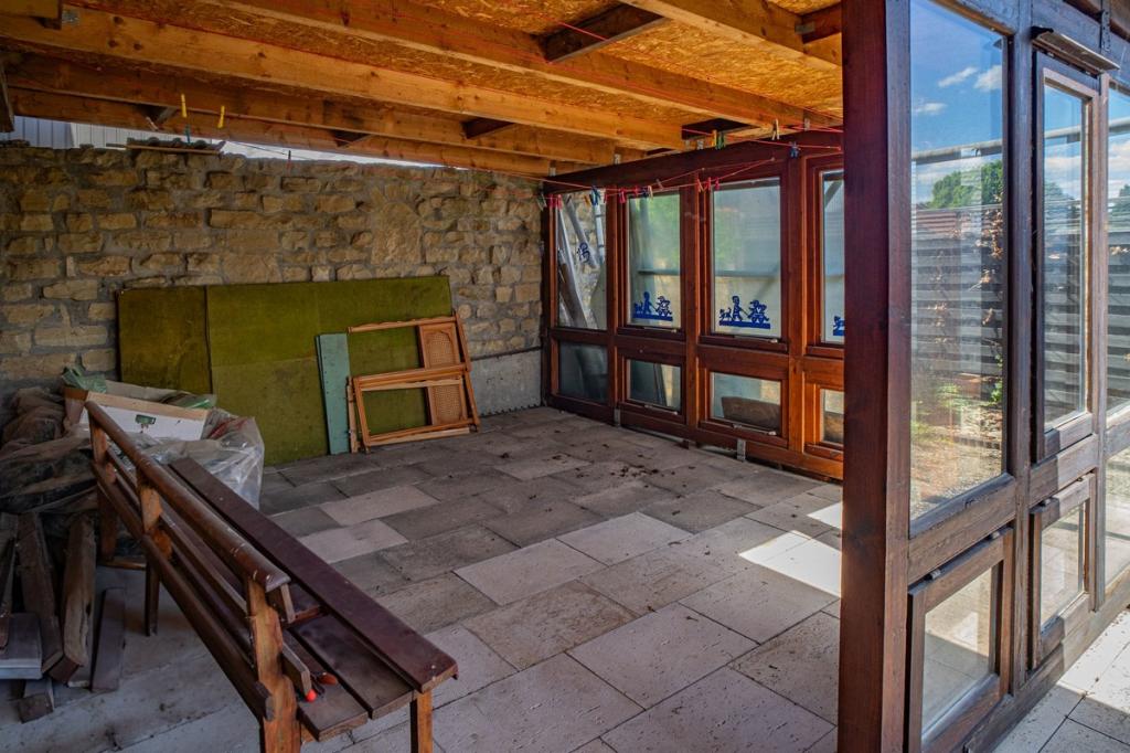 Terrasse überdacht hinter dem Haus