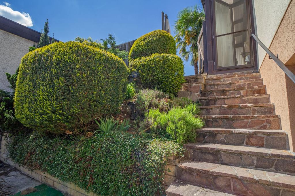 Treppe hinter das Haus