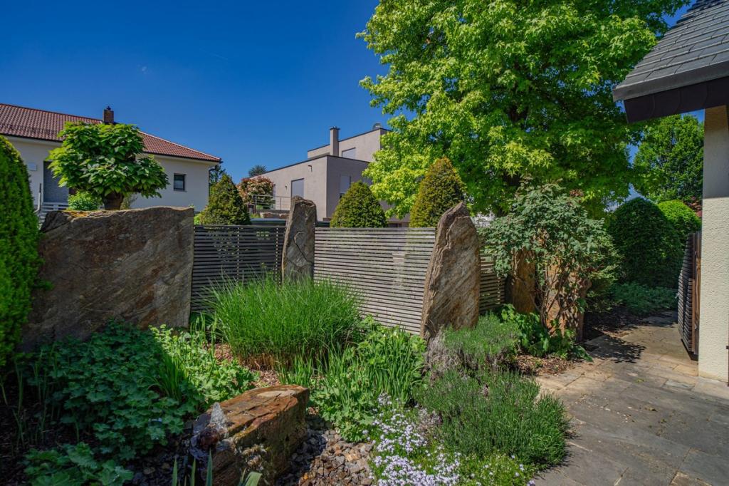 Außenzugang und Teich and der Terrasse