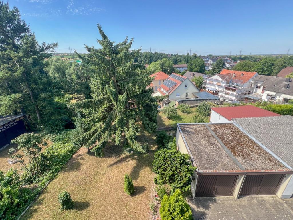 Garten mit Garagen