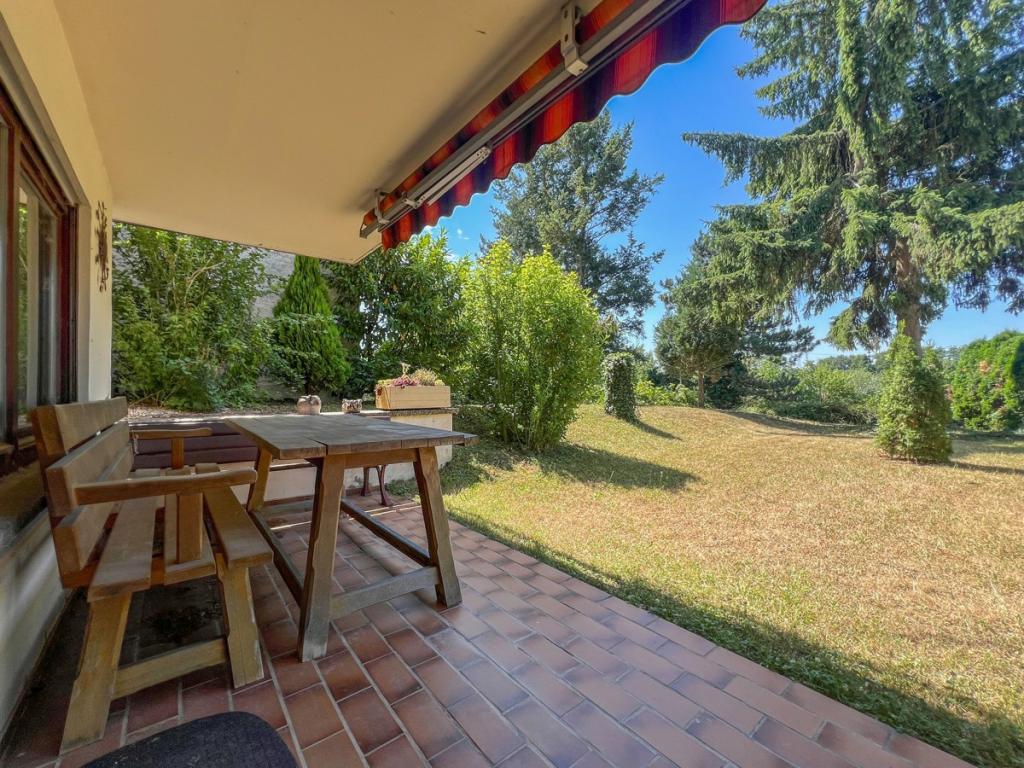 Terrasse mit Blick in den Garten