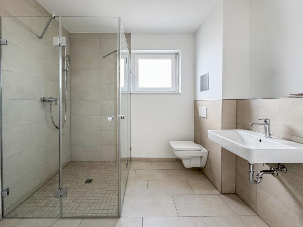 Attraktiver Erstbezug: Stilvolle 3-Zimmer-Wohnung mit Gartenanteil - Photo 3