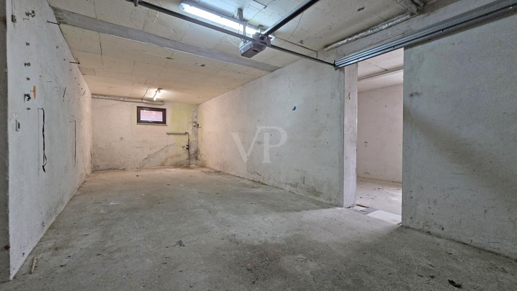 zwei große Garagen im Haus