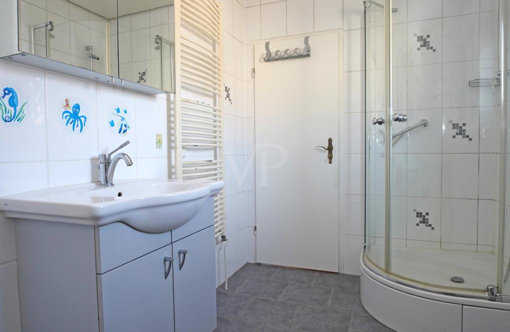 hell gefliestes Badezimmer