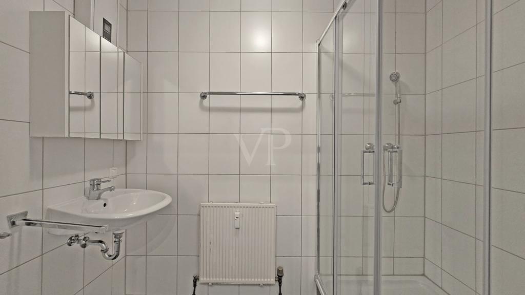 hell gefliestes Badezimmer