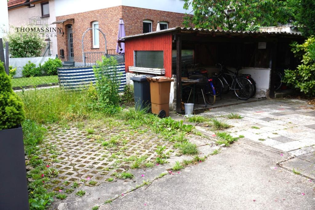 Stellplatz hinter dem Haus