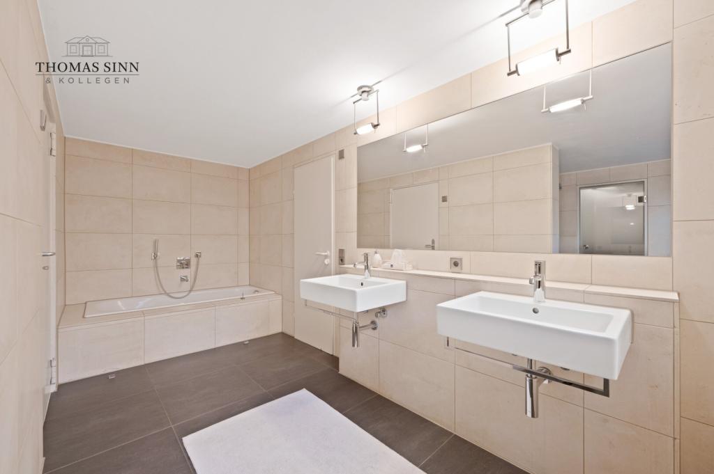 UG: Bad mit Wanne und...