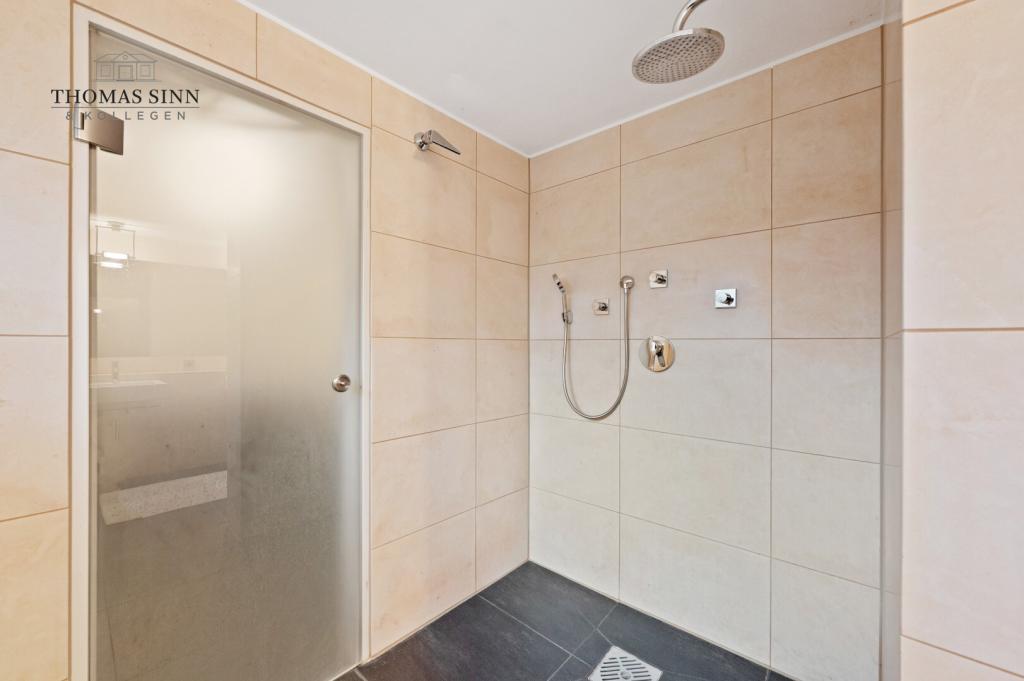 ...bodentiefer Dusche