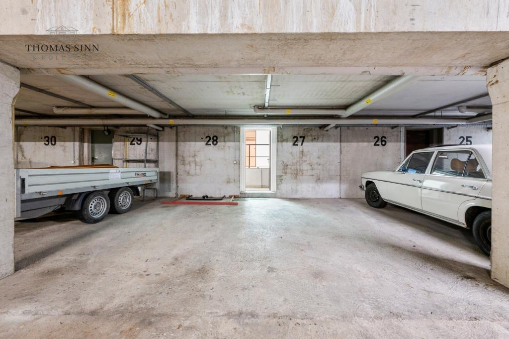 UG: Tiefgaragenplätze mit direktem Zugang ins UG des Hauses