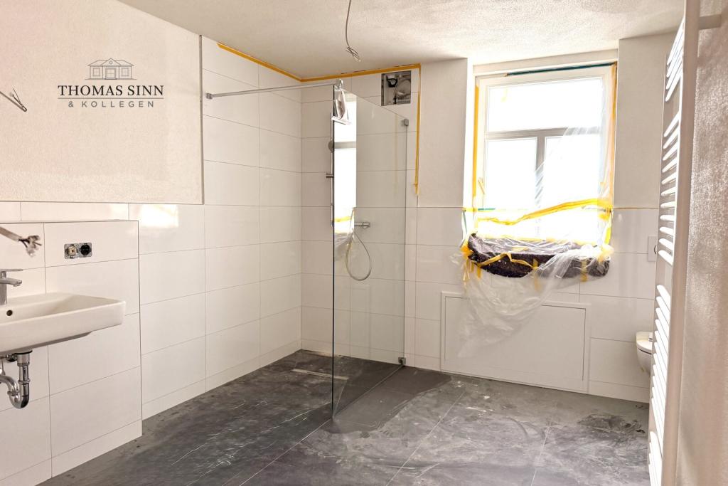 Besonderes Wohngefühl garantiert – 3,5-Zimmer Wohnung im 1. OG mit Balkon & historischem Charme - Foto 3