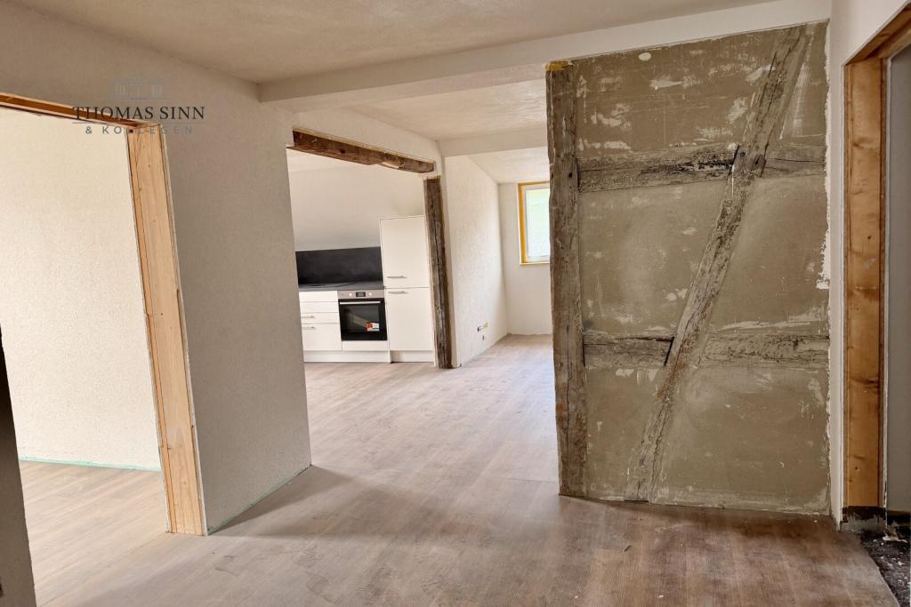Großzügiges Wohnen auf zwei Ebenen – 5,5-Zimmer Maisonette Wohnung mit Dachterrasse & Fachwerk - Foto 3