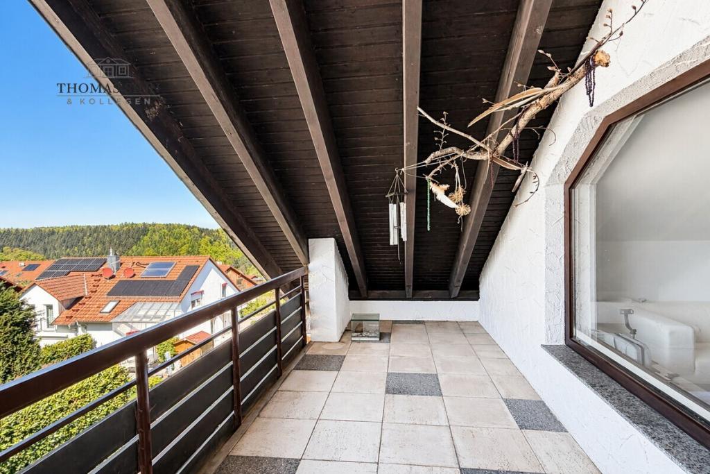 Wohnen im Grünen: Dachgeschosswohnung mit zwei Balkonen in Prevorst - Photo 1