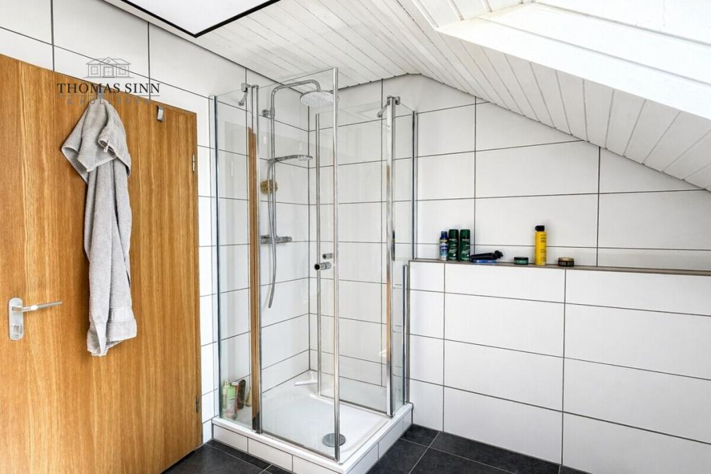 Wohnen im Grünen: Dachgeschosswohnung mit zwei Balkonen in Prevorst - Photo 2