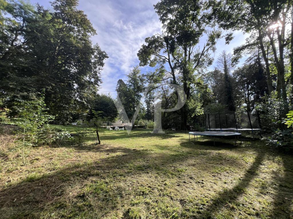 weitläufiger Gartenbereich