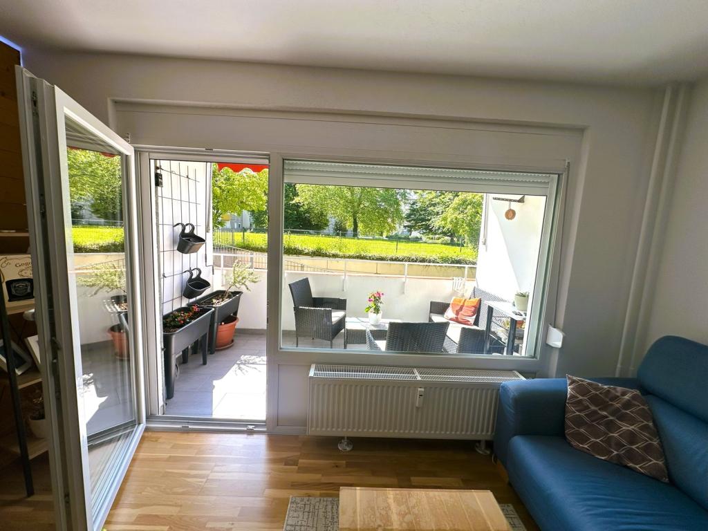 Wohnbereich mit Zugang auf die Loggia