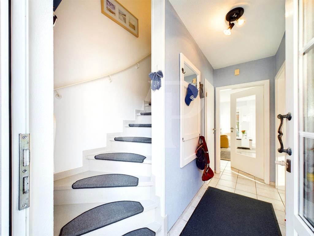 Eingangsbereich mit Treppe ins OG