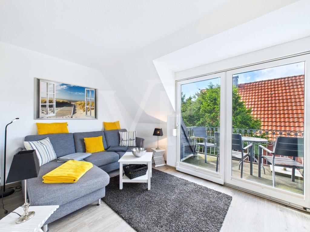 Offener Wohnbereich mit Balkonzugang