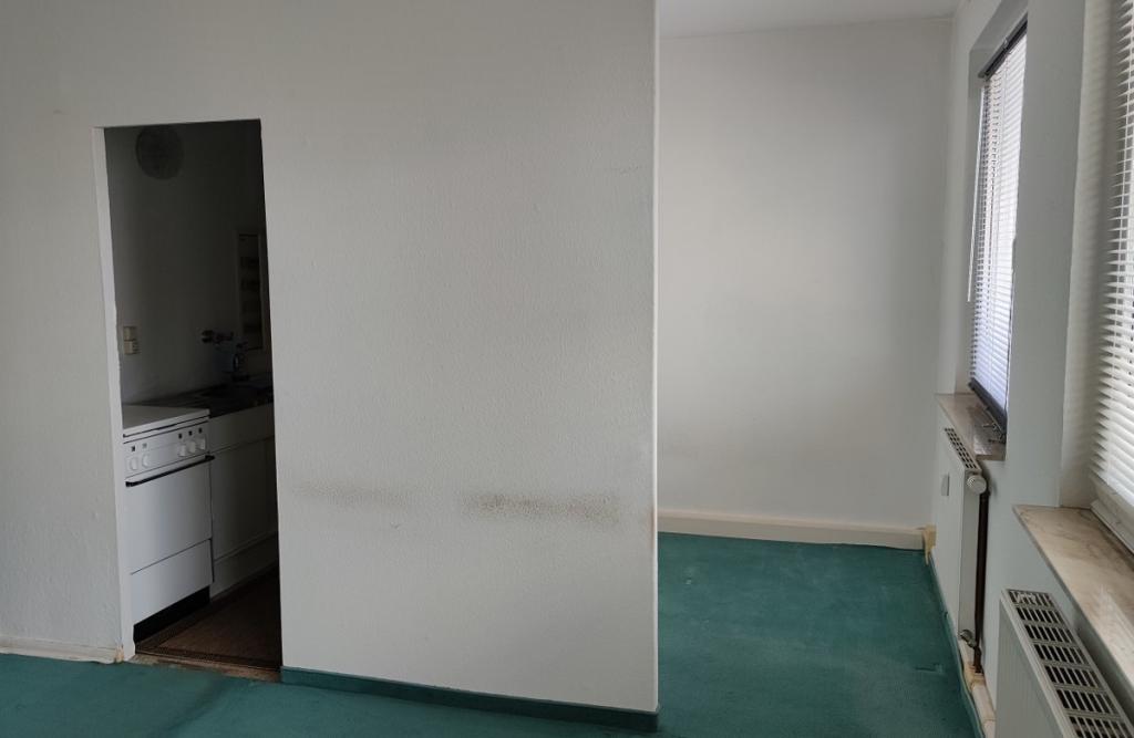 Blick in die Küche und Schlafnische