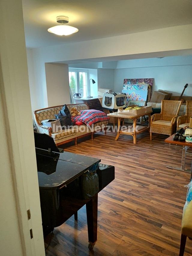 Arbeitszimmer oder Büro im UG