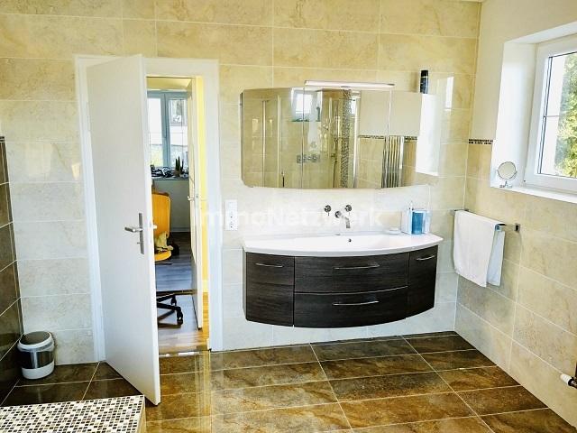 Badezimmer mit Badmöbel