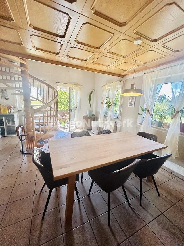 Essecke mit Zugang zum Balkon