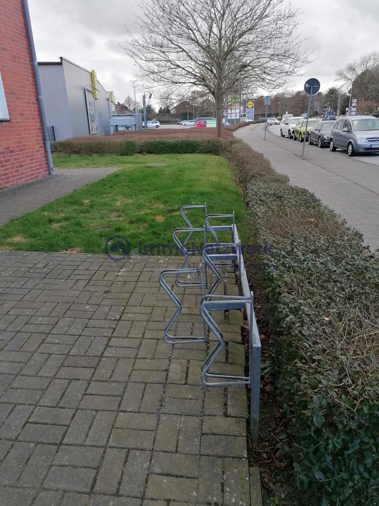 Fahrradständer vor der Tür